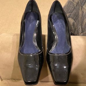 Aerosoles black patent leather heels size 10B.